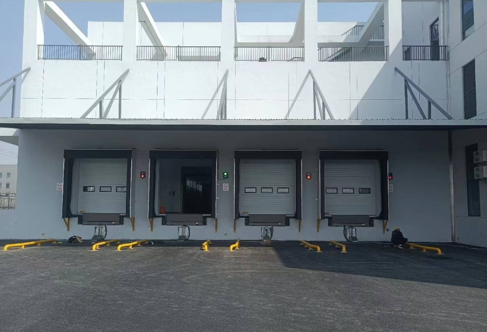 What is the differentiation in the development of the hydraulic elevator industry